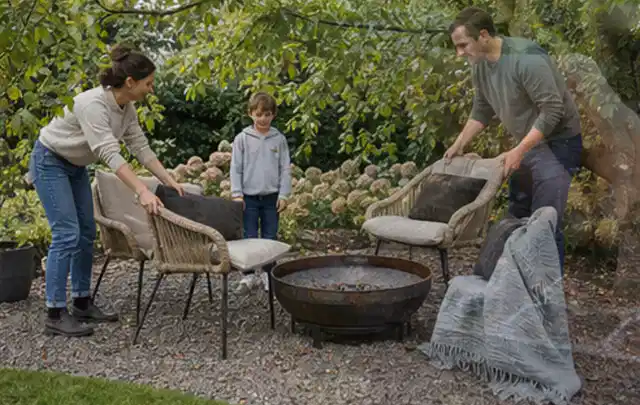 Familie stellt wetterfeste Sessel an einem geschützten Sitzplatz im Garten auf; Thema Pizzaöfen, Schwerpunkt Winterlager; Kontrolle.