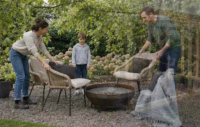 Familie stellt wetterfeste Sessel an einem geschützten Sitzplatz im Garten auf; Thema Poolabdeckungen, Schwerpunkt Dimensionierung; Kontrolle.