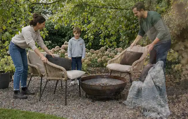 Familie stellt wetterfeste Sessel an einem geschützten Sitzplatz im Garten auf; Thema Poolabdeckungen, Schwerpunkt Sicherheit; Ergebnis.