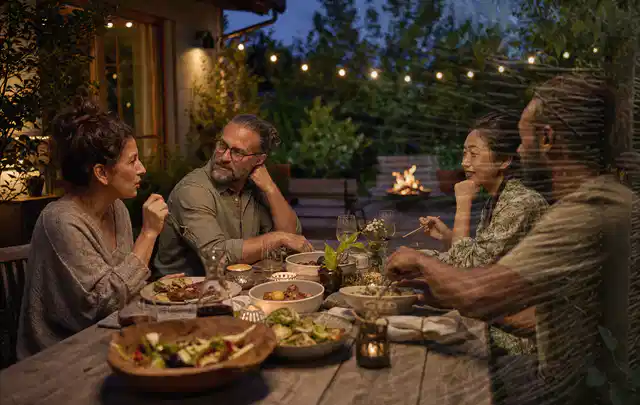 Menschen verbringen einen ruhigen Abend an einem Sitzplatz im Garten; Thema Poolchemie, Schwerpunkt Bestenliste; Praxisalltag.