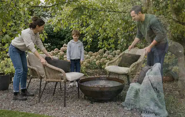 Familie stellt wetterfeste Sessel an einem geschützten Sitzplatz im Garten auf; Thema Poolfilter, Schwerpunkt Testkriterien; Ausgangslage.