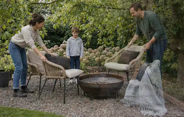 Familie stellt wetterfeste Sessel an einem geschützten Sitzplatz im Garten auf; Thema Poolheizungen, Schwerpunkt Dimensionierung; Ausgangslage.
