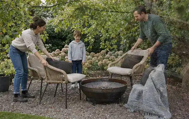 Familie stellt wetterfeste Sessel an einem geschützten Sitzplatz im Garten auf; Thema Poolheizungen, Schwerpunkt Fehlerhilfe; Praxisalltag.