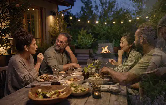Menschen verbringen einen ruhigen Abend an einem Sitzplatz im Garten; Thema Poolheizungen, Schwerpunkt Nachhaltigkeit; Umsetzung.