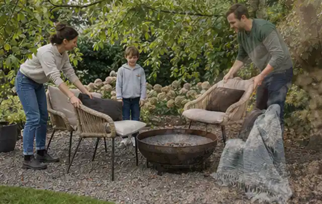 Familie stellt wetterfeste Sessel an einem geschützten Sitzplatz im Garten auf; Thema Poolpflege, Schwerpunkt Kosten; Ergebnis.