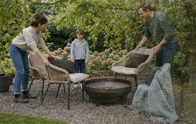 Familie stellt wetterfeste Sessel an einem geschützten Sitzplatz im Garten auf; Thema Poolpumpen, Schwerpunkt Reinigung; Kontrolle.