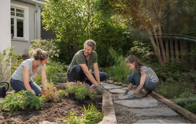 Familie geht auf einem Weg durch einen abwechslungsreich gestalteten Garten; Thema Rankpflanzen als Sichtschutz, Schwerpunkt Sichtschutz; Ergebnis.