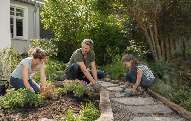 Familie geht auf einem Weg durch einen abwechslungsreich gestalteten Garten; Thema Sichtschutz aus Holz, Schwerpunkt Baurecht; Kontrolle.