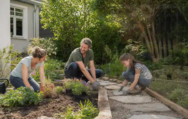 Familie geht auf einem Weg durch einen abwechslungsreich gestalteten Garten; Thema Sichtschutz aus Holz, Schwerpunkt Checkliste; Praxisalltag.