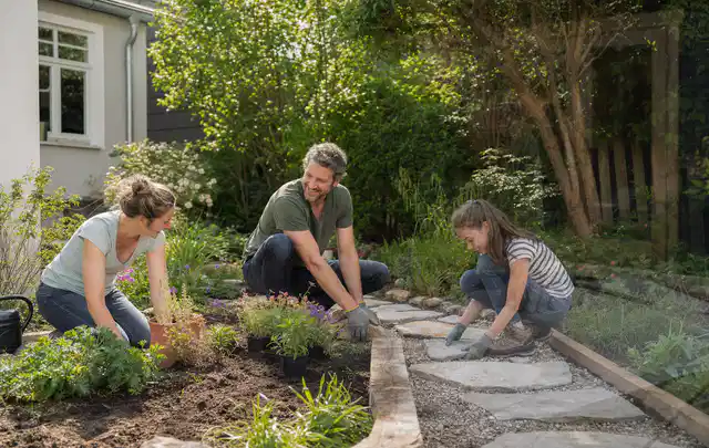 Familie geht auf einem Weg durch einen abwechslungsreich gestalteten Garten; Thema Sichtschutzhecken, Schwerpunkt Aufbau; Ergebnis.