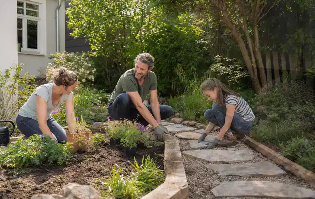 Familie geht auf einem Weg durch einen abwechslungsreich gestalteten Garten; Thema Sichtschutzhecken, Schwerpunkt Gärten mit kleiner Fläche; Kontrolle.