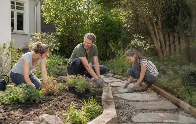 Familie geht auf einem Weg durch einen abwechslungsreich gestalteten Garten; Thema Sichtschutzmatten, Schwerpunkt Checkliste; Ausgangslage.