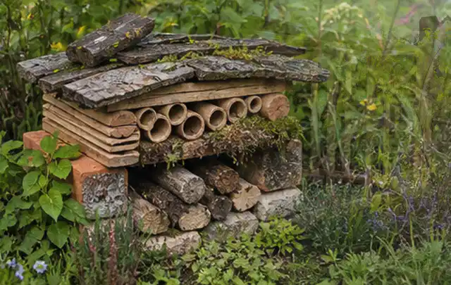 Naturnaher Unterschlupf aus Holz Rinde und Pflanzenstängeln im Garten; Thema Sichtschutzmatten, Schwerpunkt Checkliste; Umsetzung.