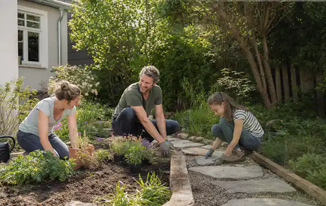 Familie geht auf einem Weg durch einen abwechslungsreich gestalteten Garten; Thema Sichtschutzmatten, Schwerpunkt DIY; Umsetzung.