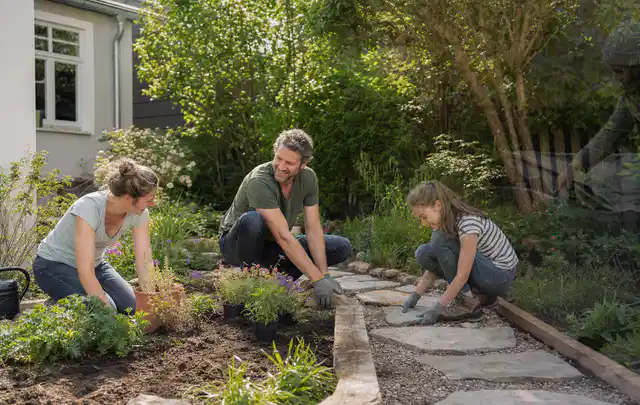Familie geht auf einem Weg durch einen abwechslungsreich gestalteten Garten; Thema Sichtschutzmatten, Schwerpunkt Planung; Kontrolle.