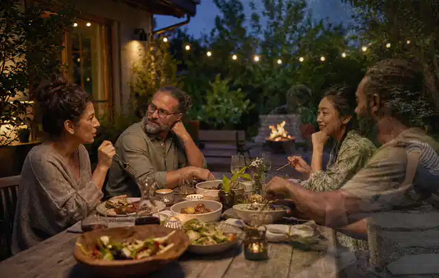 Menschen verbringen einen ruhigen Abend an einem Sitzplatz im Garten; Thema Smoker, Schwerpunkt Outdoor Freizeit; Ausgangslage.