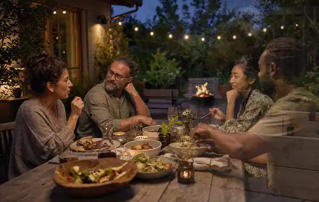 Menschen verbringen einen ruhigen Abend an einem Sitzplatz im Garten; Thema Smoker, Schwerpunkt Vergleich; Ausgangslage.