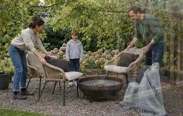 Familie stellt wetterfeste Sessel an einem geschützten Sitzplatz im Garten auf; Thema Sonnenschirme, Schwerpunkt Gärten mit kleiner Fläche; Ergebnis.
