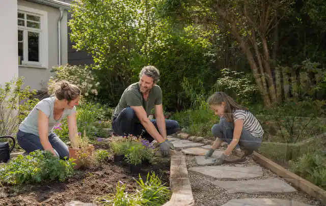 Familie geht auf einem Weg durch einen abwechslungsreich gestalteten Garten; Thema Steingarten, Schwerpunkt Anleitung; Kontrolle.