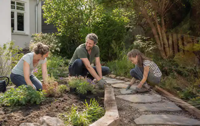 Familie geht auf einem Weg durch einen abwechslungsreich gestalteten Garten; Thema Steingarten, Schwerpunkt Fehlerhilfe; Kontrolle.