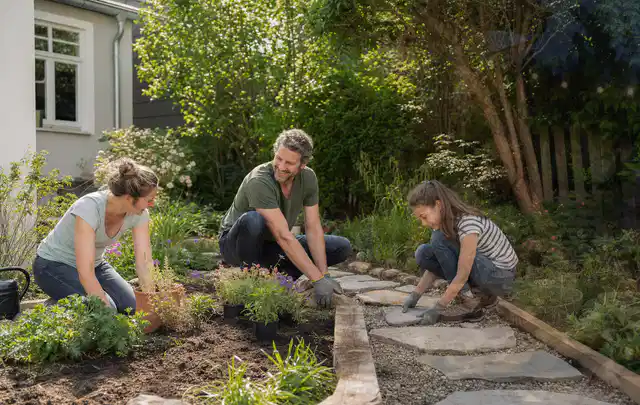 Familie geht auf einem Weg durch einen abwechslungsreich gestalteten Garten; Thema Steingarten, Schwerpunkt Kosten; Kontrolle.