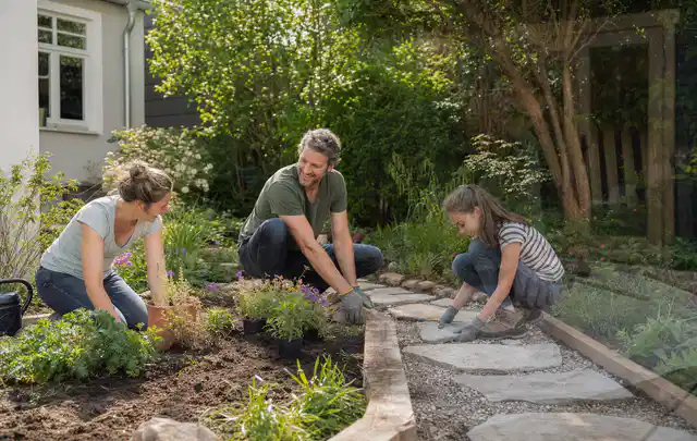 Familie geht auf einem Weg durch einen abwechslungsreich gestalteten Garten; Thema Steingarten, Schwerpunkt Wegeführung; Ausgangslage.