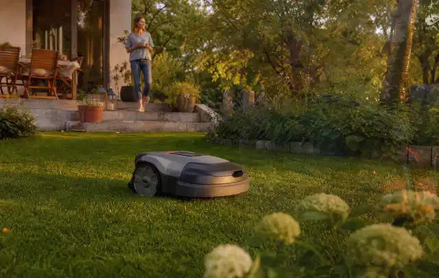 Mähroboter fährt am Abend über einen Rasen im Familiengarten; Thema Stihl iMow, Schwerpunkt Checkliste; Ergebnis.