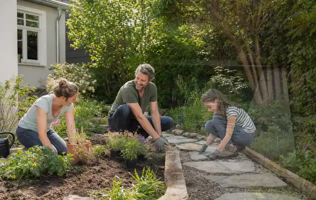 Familie geht auf einem Weg durch einen abwechslungsreich gestalteten Garten; Thema Terrasse, Schwerpunkt Beleuchtung; Kontrolle.