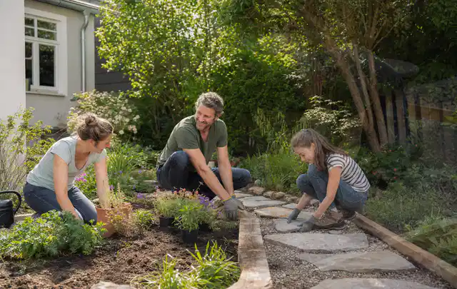 Familie geht auf einem Weg durch einen abwechslungsreich gestalteten Garten; Thema Terrasse, Schwerpunkt Inspiration; Ergebnis.