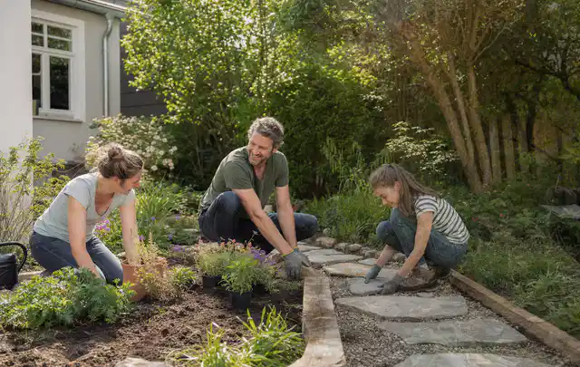 Familie geht auf einem Weg durch einen abwechslungsreich gestalteten Garten; Thema Terrasse, Schwerpunkt Planung; Umsetzung.
