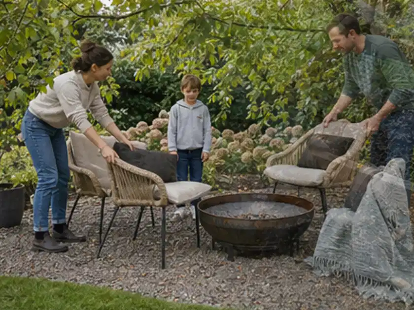 Familie stellt wetterfeste Sessel an einem geschützten Sitzplatz im Garten auf; Thema Terrasse, Schwerpunkt Praxisbeispiele; Titelbild.
