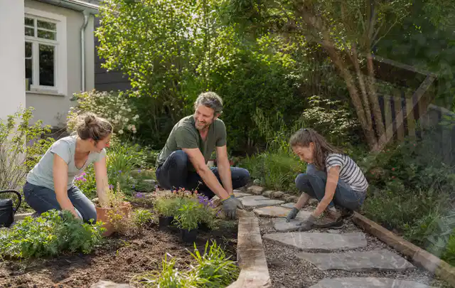 Familie geht auf einem Weg durch einen abwechslungsreich gestalteten Garten; Thema Terrasse, Schwerpunkt Praxisbeispiele; Ausgangslage.