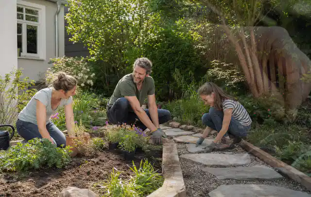 Familie geht auf einem Weg durch einen abwechslungsreich gestalteten Garten; Thema Terrasse, Schwerpunkt Privatsphäre; Praxisalltag.