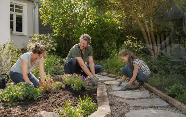 Familie geht auf einem Weg durch einen abwechslungsreich gestalteten Garten; Thema Vorgarten, Schwerpunkt Bepflanzung; Ausgangslage.
