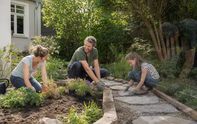 Familie geht auf einem Weg durch einen abwechslungsreich gestalteten Garten; Thema Vorgarten, Schwerpunkt Fehlerhilfe; Ergebnis.