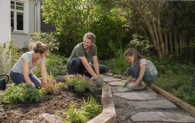 Familie geht auf einem Weg durch einen abwechslungsreich gestalteten Garten; Thema Vorgarten, Schwerpunkt Inspiration; Ergebnis.