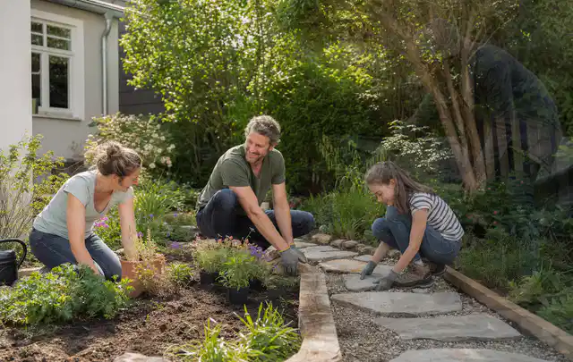 Familie geht auf einem Weg durch einen abwechslungsreich gestalteten Garten; Thema Vorgarten, Schwerpunkt Naturgarten; Ausgangslage.
