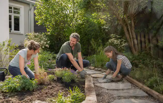 Familie geht auf einem Weg durch einen abwechslungsreich gestalteten Garten; Thema Vorgarten, Schwerpunkt Privatsphäre; Ergebnis.