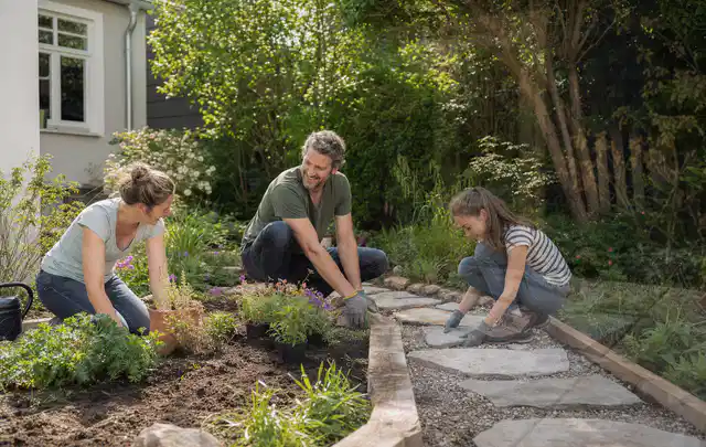 Familie geht auf einem Weg durch einen abwechslungsreich gestalteten Garten; Thema Vorgarten, Schwerpunkt Wegeführung; Ausgangslage.