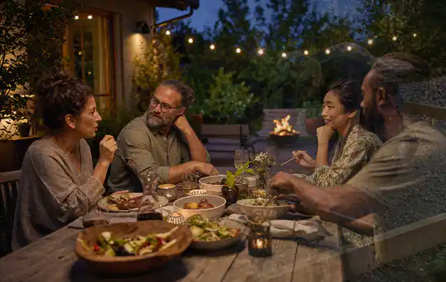 Menschen verbringen einen ruhigen Abend an einem Sitzplatz im Garten; Thema Whirlpools, Schwerpunkt Ersatzteile; Ergebnis.