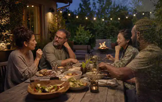 Menschen verbringen einen ruhigen Abend an einem Sitzplatz im Garten; Thema Whirlpools, Schwerpunkt Outdoor Freizeit; Umsetzung.