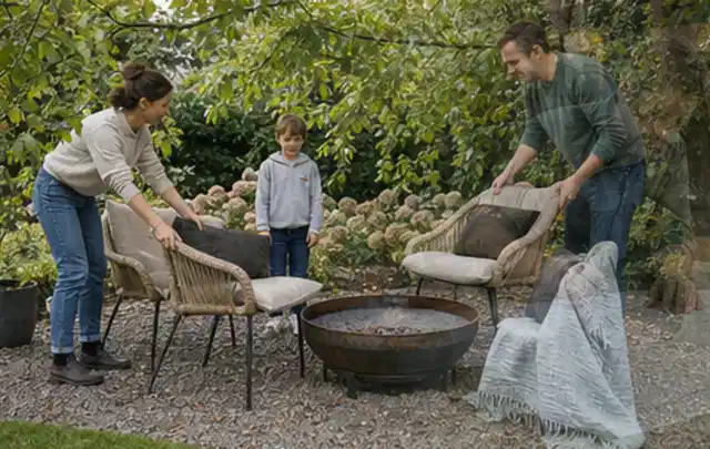 Familie stellt wetterfeste Sessel an einem geschützten Sitzplatz im Garten auf; Thema Whirlpools, Schwerpunkt Pools; Ausgangslage.
