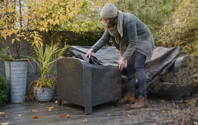 Person deckt Gartenmöbel vor der kalten Jahreszeit sorgfältig ab; Thema Whirlpools, Schwerpunkt Reparatur; Ergebnis.