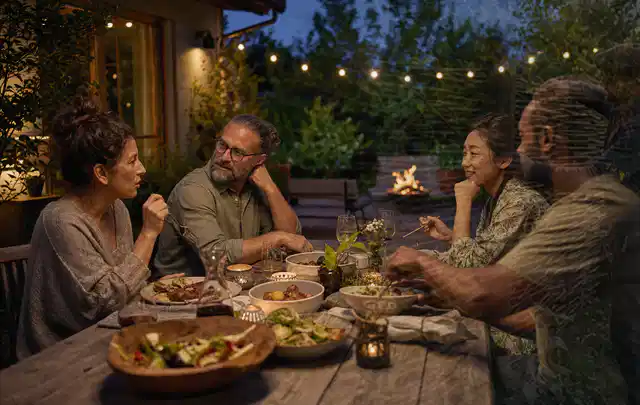 Menschen verbringen einen ruhigen Abend an einem Sitzplatz im Garten; Thema Whirlpools, Schwerpunkt Reparatur; Praxisalltag.