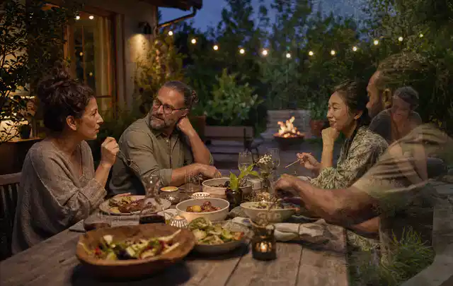 Menschen verbringen einen ruhigen Abend an einem Sitzplatz im Garten; Thema Whirlpools, Schwerpunkt Sicherheit; Kontrolle.