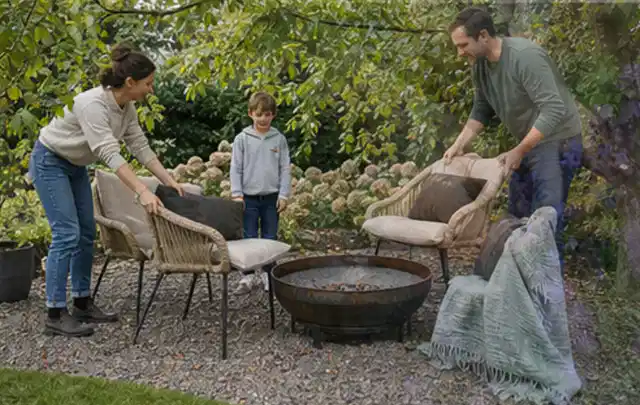 Familie stellt wetterfeste Sessel an einem geschützten Sitzplatz im Garten auf; Thema Whirlpools, Schwerpunkt Testkriterien; Kontrolle.