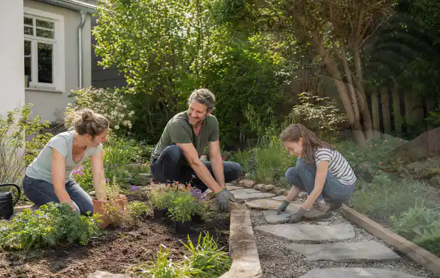 Familie geht auf einem Weg durch einen abwechslungsreich gestalteten Garten; Thema WPC Sichtschutz, Schwerpunkt Fehlerhilfe; Umsetzung.