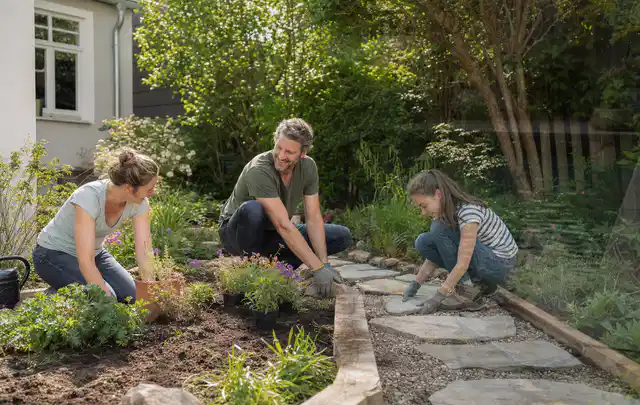 Familie geht auf einem Weg durch einen abwechslungsreich gestalteten Garten; Thema WPC Sichtschutz, Schwerpunkt Fundament; Umsetzung.