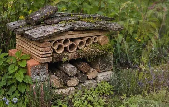 Naturnaher Unterschlupf aus Holz Rinde und Pflanzenstängeln im Garten; Thema WPC Sichtschutz, Schwerpunkt Materialwahl; Ausgangslage.